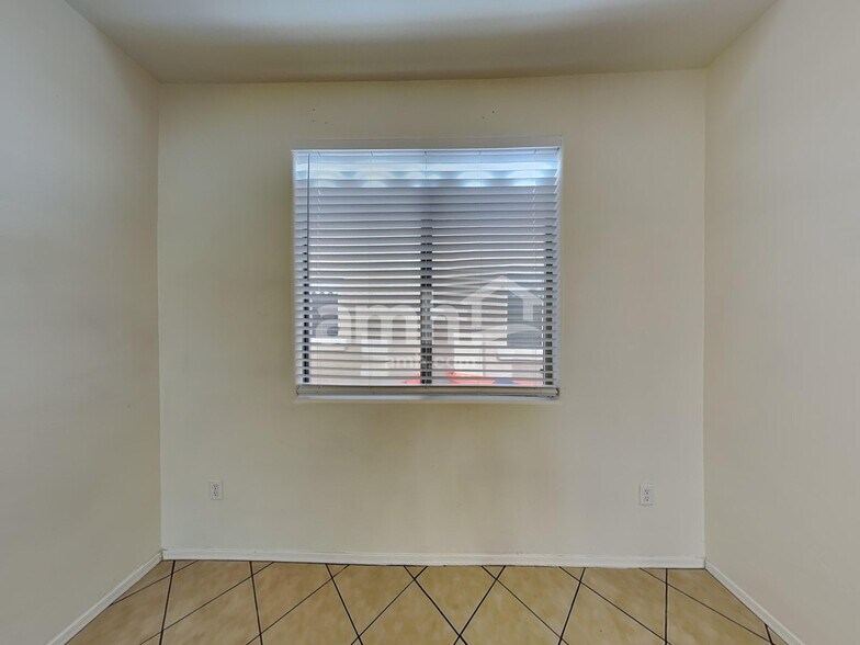 Building Photo - 528 E Calle Escora