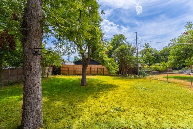 Building Photo - Hidden Gem | 4 bed 3 bath home in highly sought after Windsor Park!!!