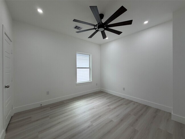 Building Photo - 10123 Grover Ln