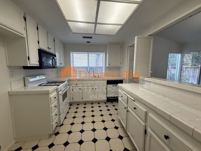 Building Photo - 1585 Stoneykirk Dr