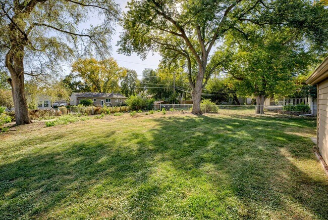 Building Photo - 2 Bedroom With Oversized Garage & Prime Location Near 90th & Blondo!!
