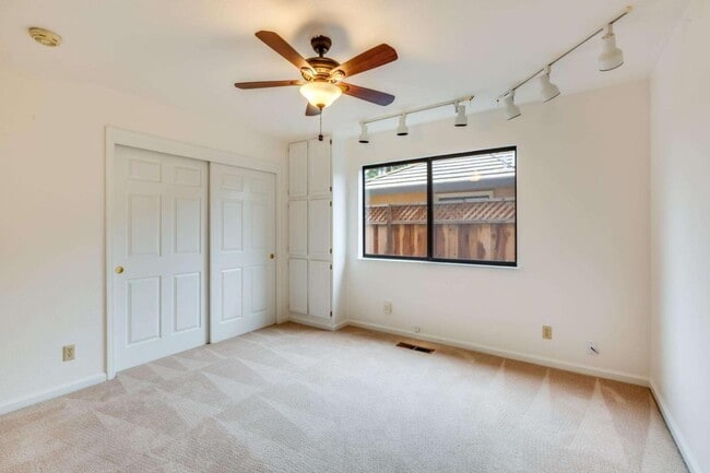 Building Photo - 431 Paul Dr