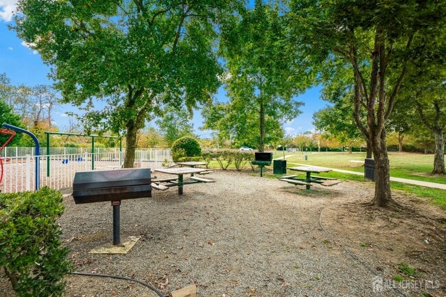 Building Photo - 607 Ravens Crest Dr