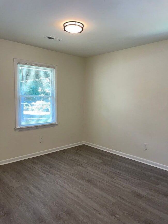 Building Photo - Remodeled 4 Bed/2 Bath Ranch Home!