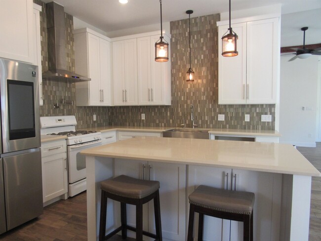 Building Photo - 2419 Messi St