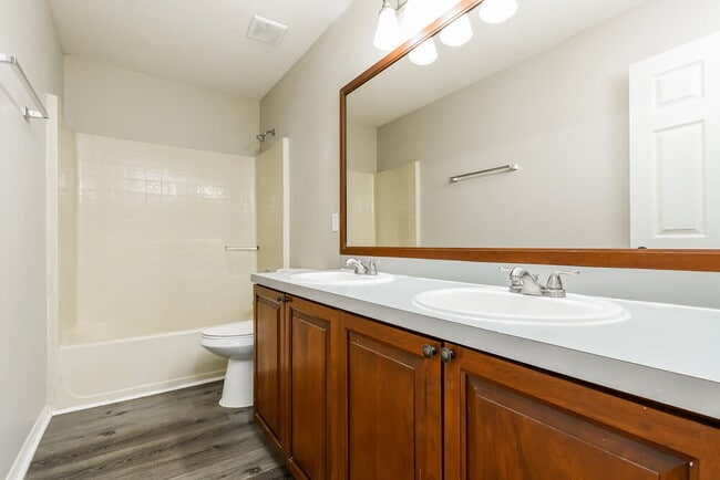 Building Photo - 1915 Crestridge Dr