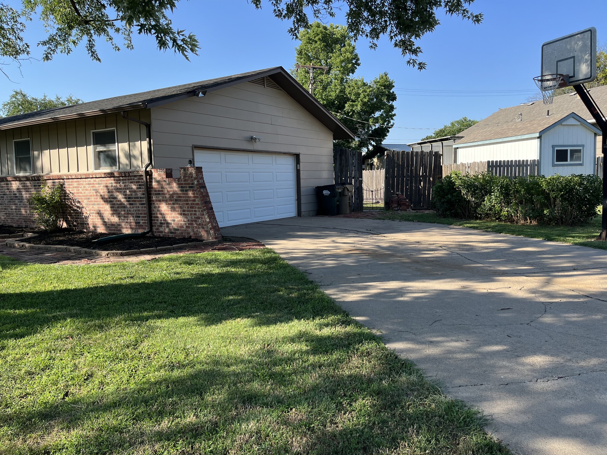 Building Photo - 617 Arnold Dr