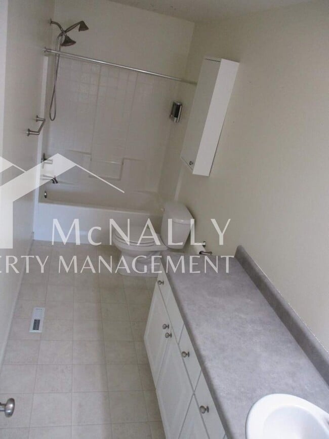 Building Photo - Spacious 3 Bedroom 3 Bath Home with Modern Amenities