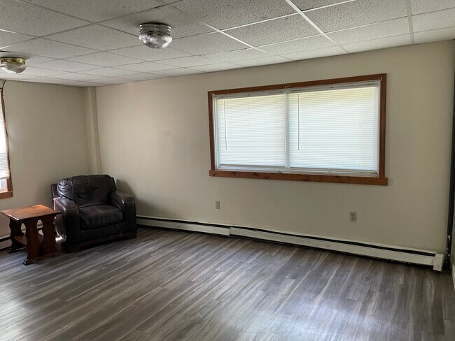 down living room - 7 S Main St