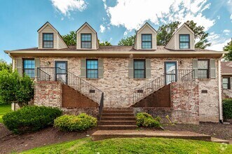 Building Photo - Charming Townhome