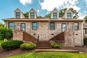 Building Photo - Charming Three Bedroom Townhome