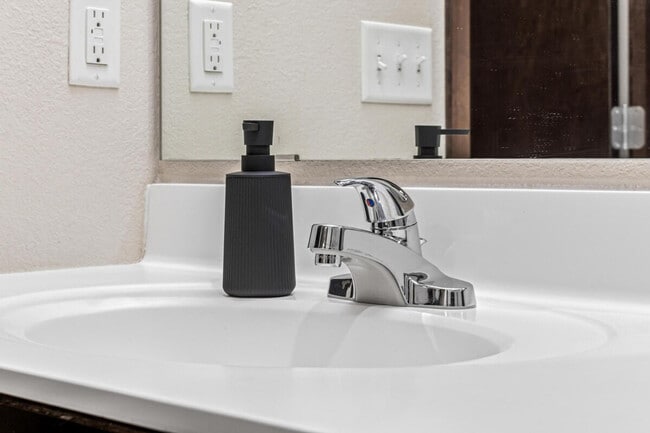 Building Photo - 606 N Washington Ave