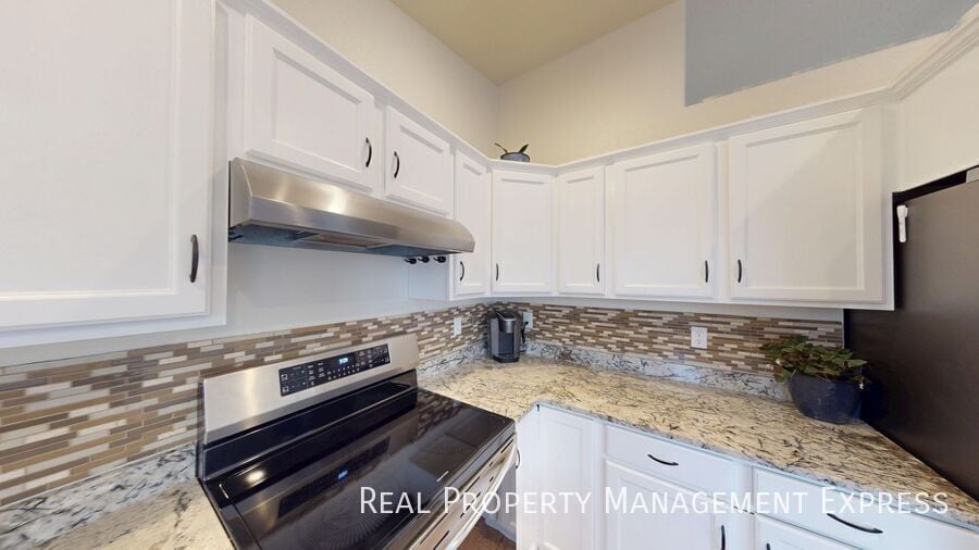 Building Photo - Stunning 4-Bedroom 2-Bathroom Home with Fully Fenced Yard