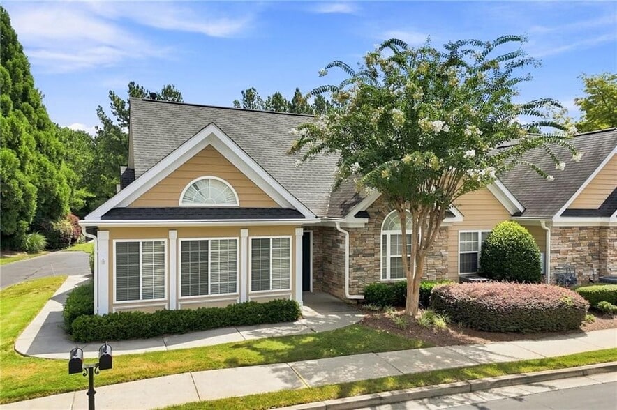 Building Photo - 3204 Village Ln
