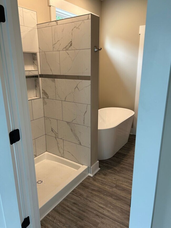 Building Photo - For Rent: Like New 3-Bedroom 2.5 Bath Home...