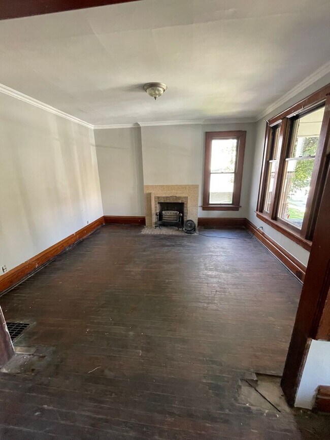 Building Photo - Large Brick 7 bedroom home.