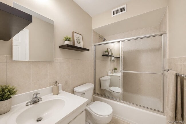 Building Photo - 6 Pell Pl