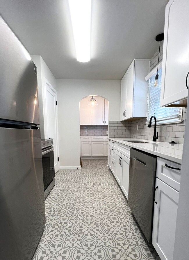 Building Photo - Fully renovated 3 bed 2 bath home on the B...