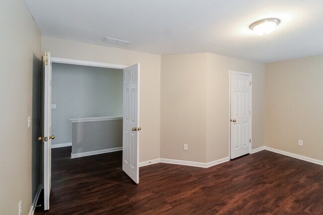 Building Photo - 2447 Longmont Dr