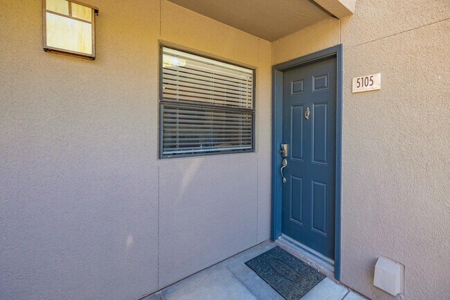 Building Photo - 5855 N Kolb Rd