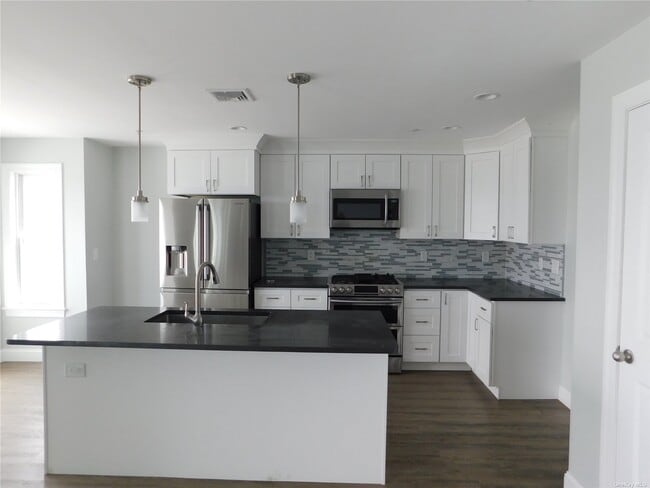 Building Photo - 3495 Bay Front Dr