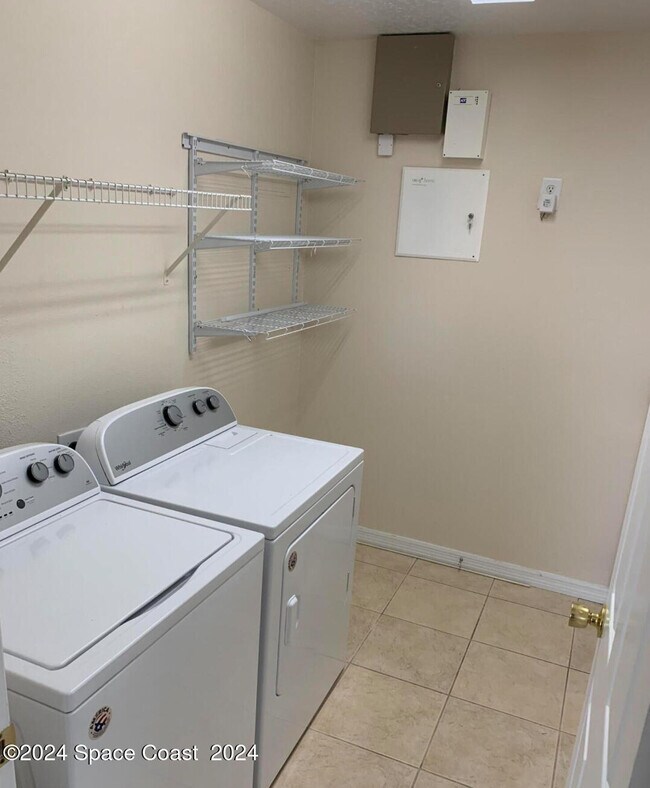 Building Photo - 1227 Hasley Pl