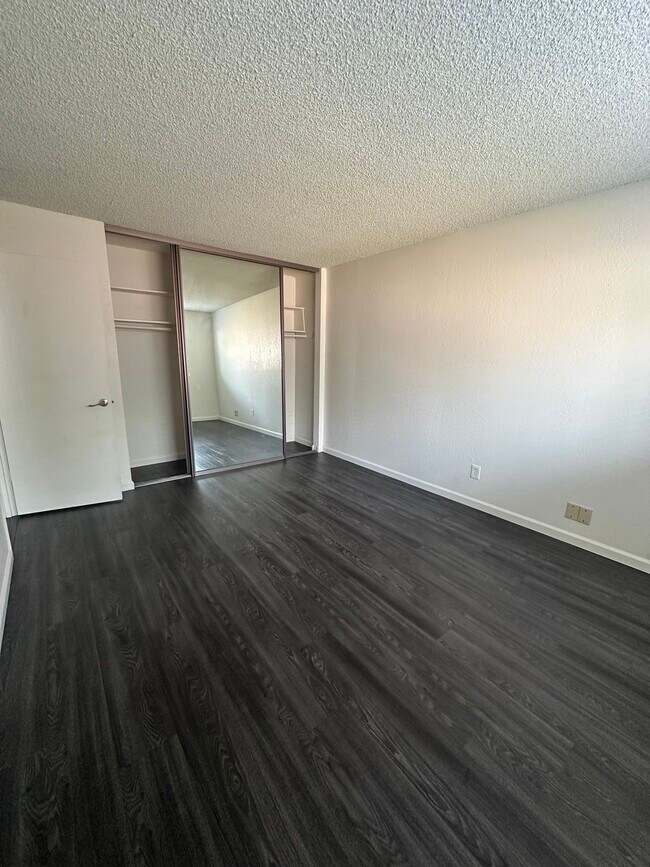 Building Photo - 9121 Nasreen Dr