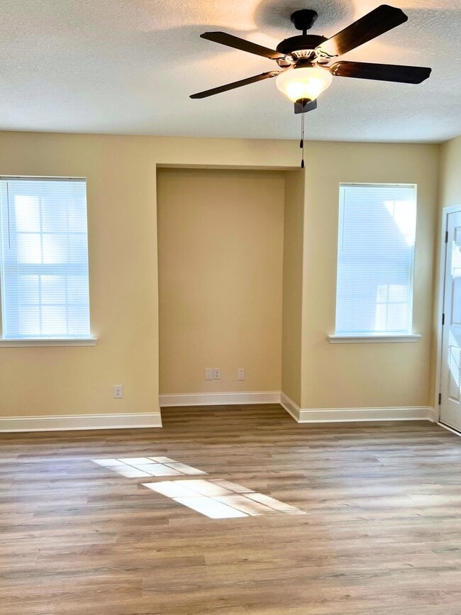 Building Photo - Updated 3/2 close to I95