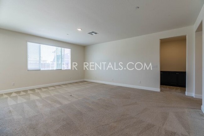 Building Photo - Spacious Elegance: 4-Bedroom with 3.5 Baths in Manteca