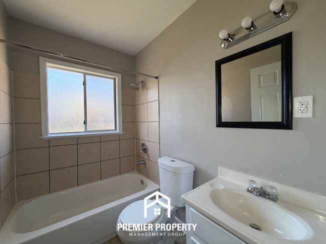 Building Photo - Charming 3BR Home in 38117- Hardwood Floors & Fenced Backyard