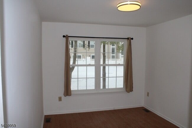 Building Photo - 2 Washington Ct