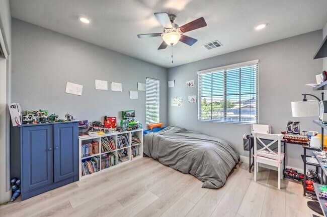 Building Photo - Elegant 5-Bedroom Henderson Home in the Heart of Green Valley