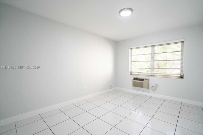 Building Photo - 7829 Carlyle Ave