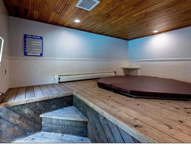 Building Photo - Beautiful One Bedroom Condo - HEAT INCLUDE...