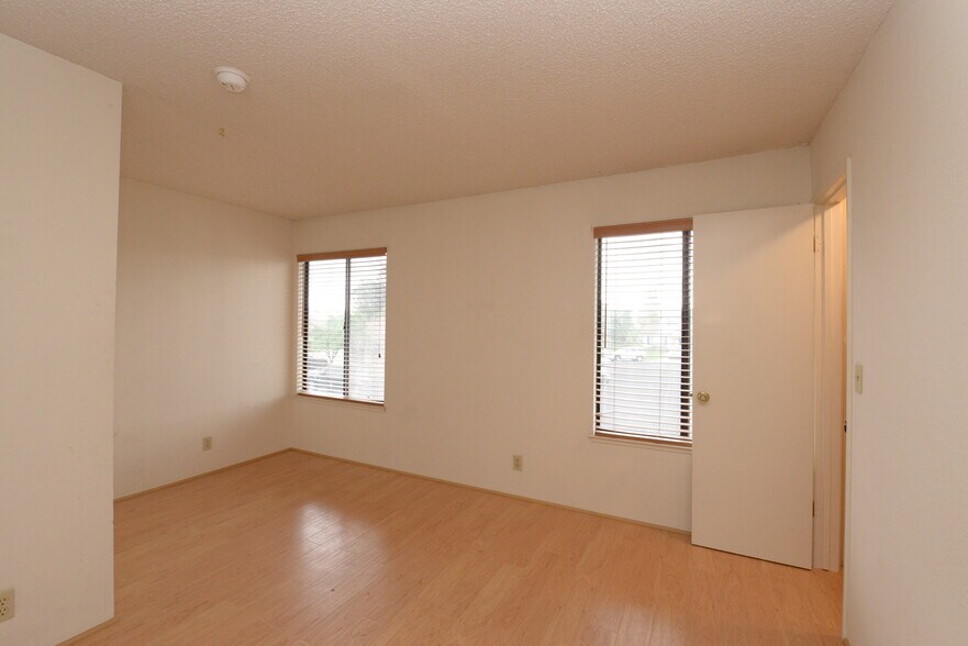 Building Photo - 923 Linden Ave