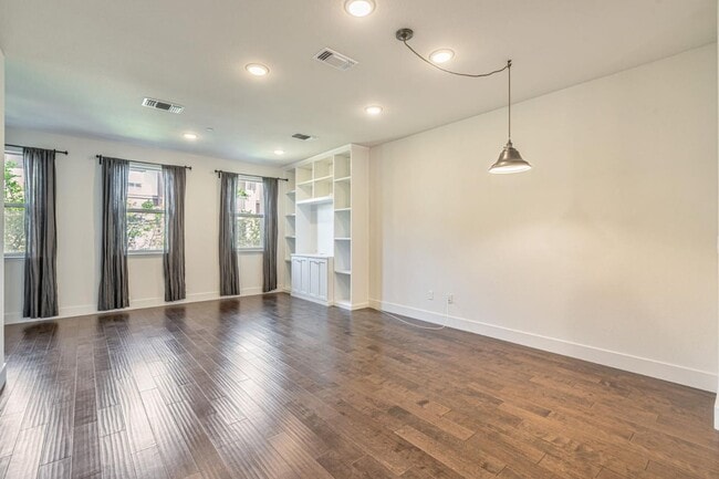 Building Photo - 457 Diller St