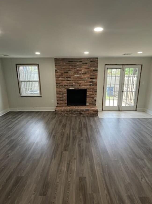 Building Photo - BEAUTIFLLY UPDATED TOWNHOME