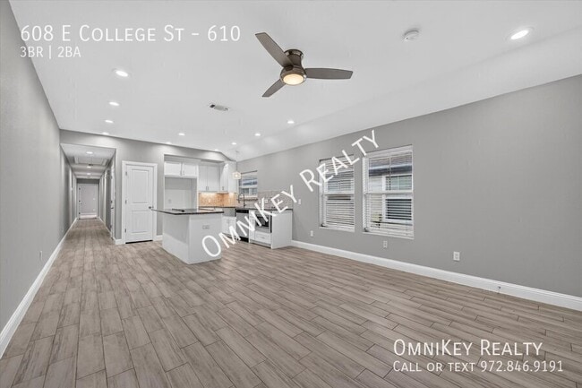 Building Photo - 608 E College St