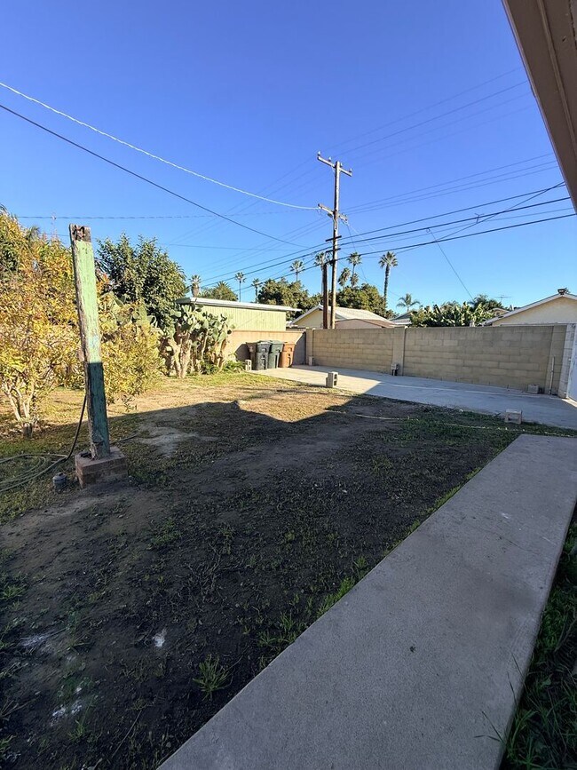 Building Photo - 3Bd House w/ HUGE Yard + RV Parking + New Appliances!