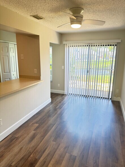 Building Photo - 610 Casa Park Court O