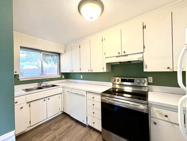 Building Photo - Cozy & Clean 3BR Home in North Tacoma