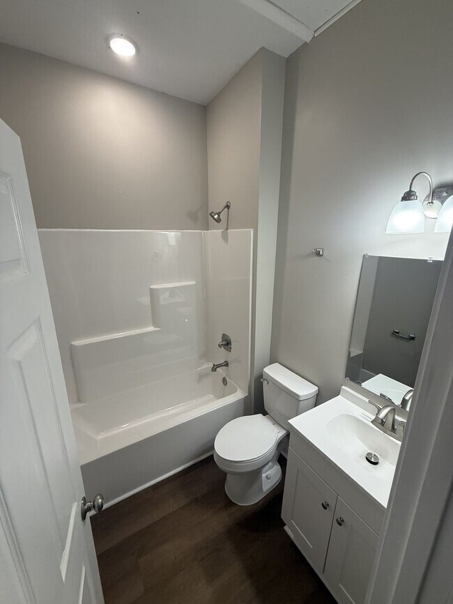 Building Photo - 622 7th St