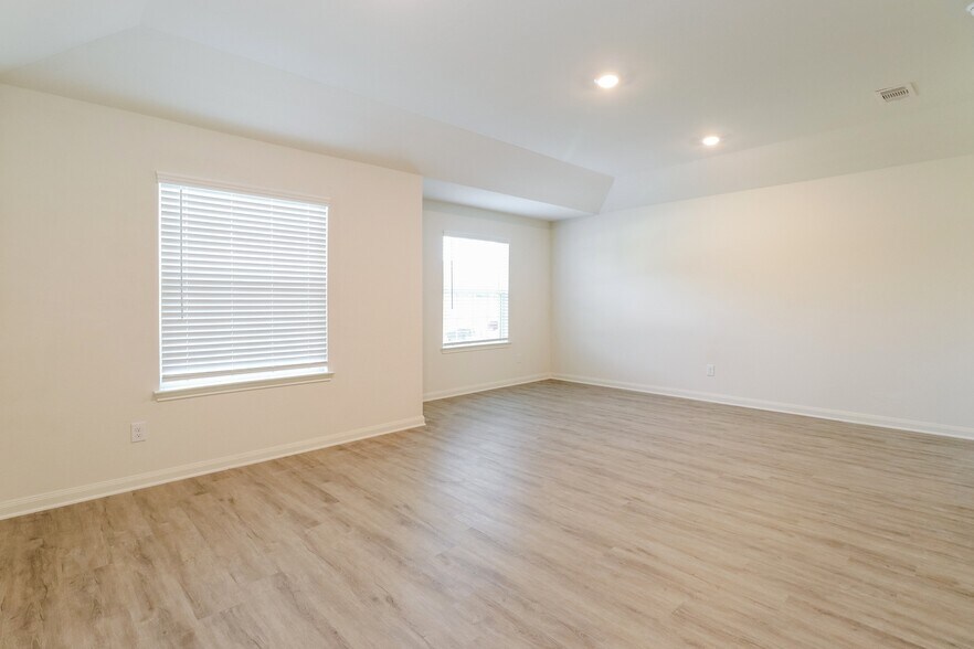 Building Photo - 23135 Shakespeare Dr