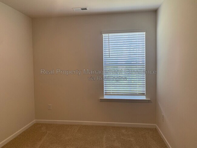 Building Photo - 213 David Hl Dr