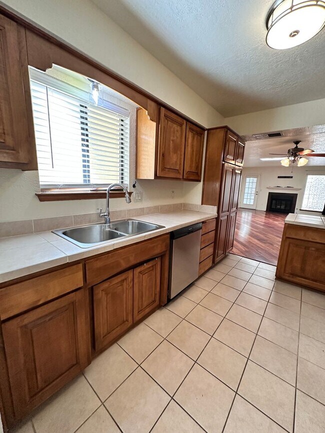 Building Photo - Move in Special! 2 Bedroom 2 Bath Townhome w/2 Car Garage and Refrigerated Air