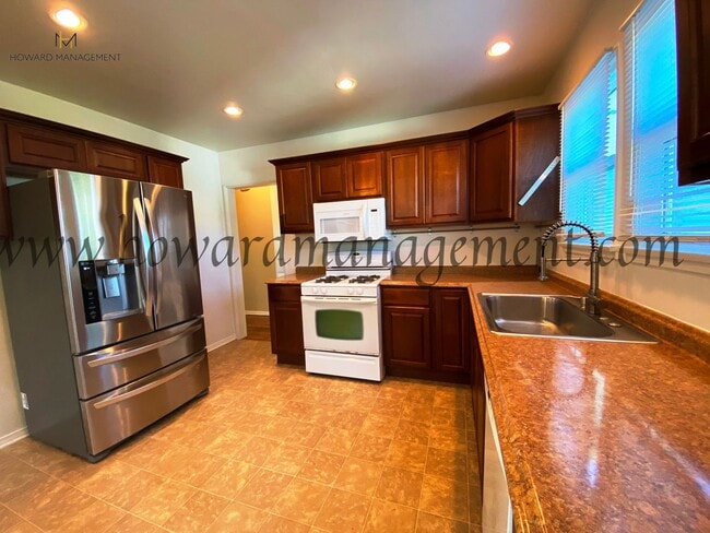 Building Photo - Lovely home with extra large backyard, con...