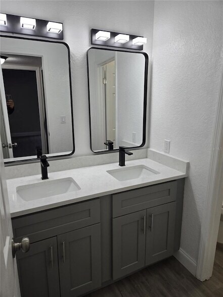 Building Photo - 3044 Antique Oaks Cir