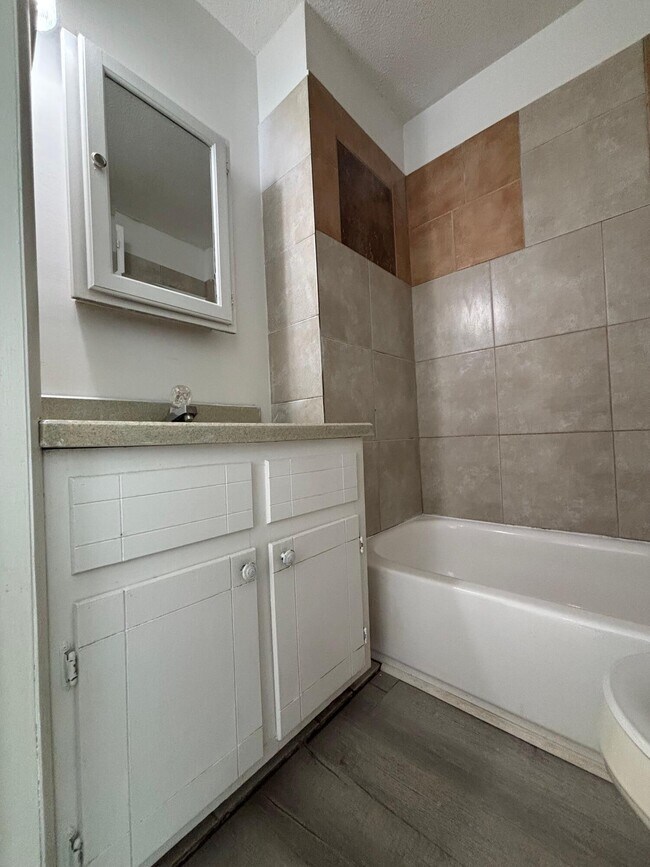 Building Photo - 921 N Fulbright Ave