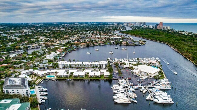 Building Photo - 2727 Yacht Club Blvd