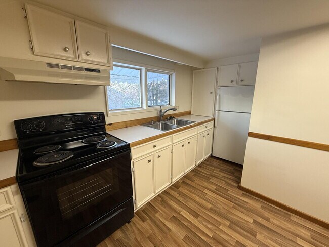 Building Photo - Upper 2BR in Heart of Grandville